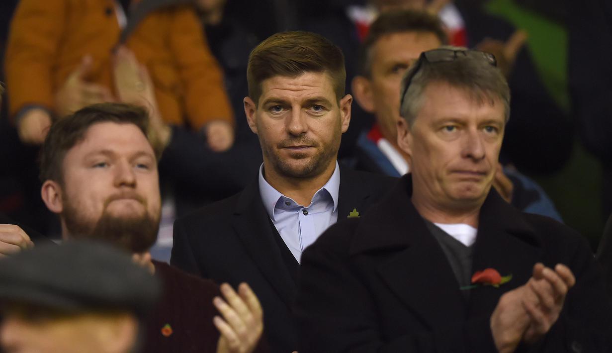 Mantan Kapten Liverpol Steven Gerrard ikut menyaksikan Liverpool vs Crystal Palace pada lanjutan Liga Premier Inggris di Stadion Anfield, Liverpool, Inggris, Minggu(8/11/2015) WIB.  (AFP Photo/Paul Ellis) 