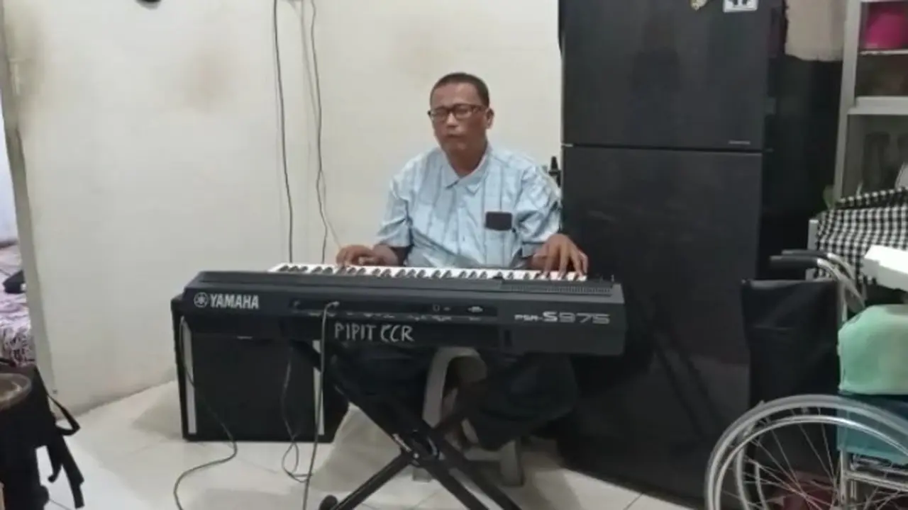Kesulitan Cari Kerja, Penyandang Disabilitas Netra Andy Saksofone Dapat Bantuan Keyboard dari Kemensos