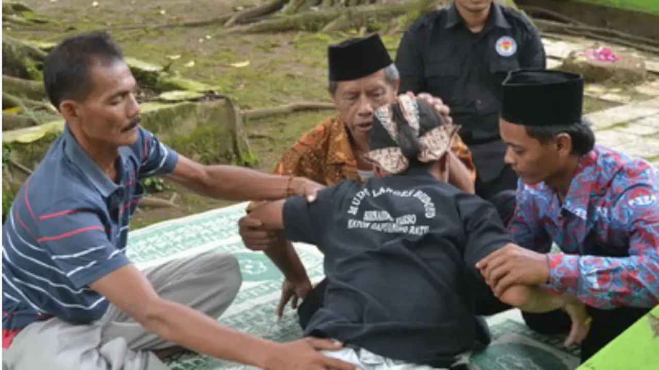 Dikunjungi Bupati, Penjaga Petilasan Ini Malah Kesurupan