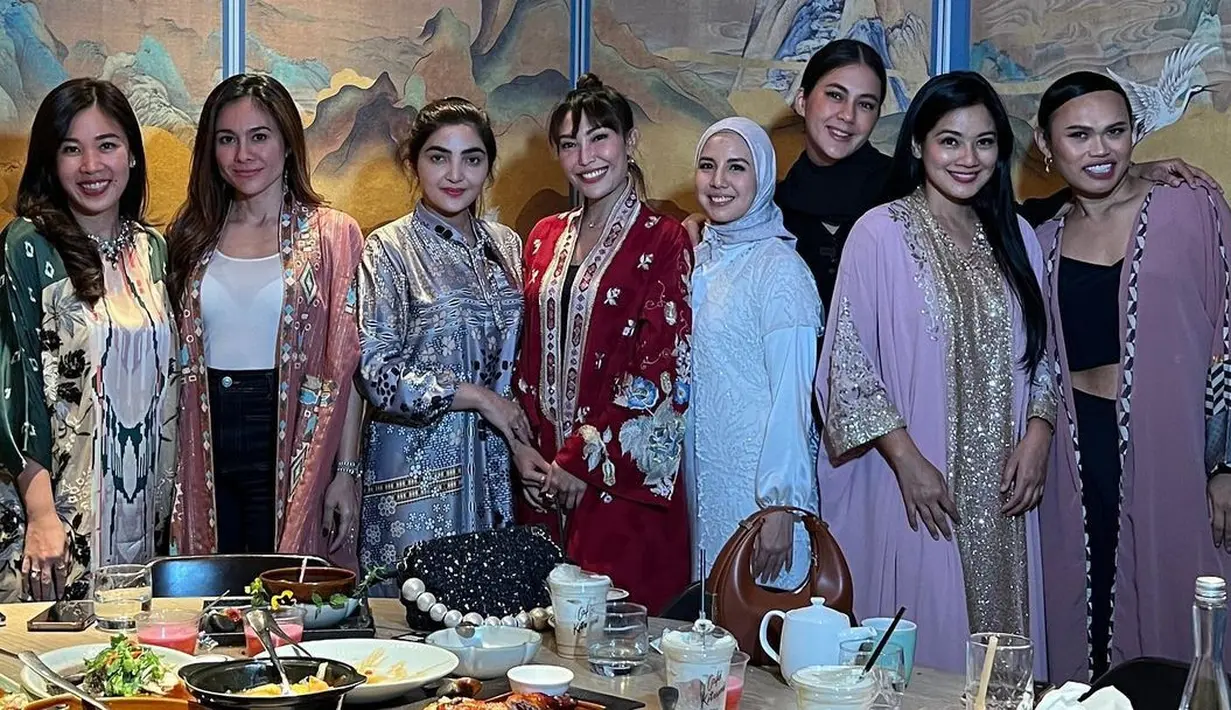 Tampil dengan messy bun, wajah Ashanty nyaris bare face saat bukber dengan Geng Cendol. Namun ia hanya framing alis dan lipstik merah [@ashanty_ash]
