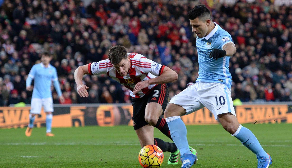 Sergio Aguero saat mengelabui pemain Sunderland, Billy Jones, untuk mencetak gol Manchester City dalam lanjutan Liga Inggris di Stadium of Light, Sunderland, Rabu (3/2/2016) dini hari WIB. (AFP/Oli Scarff)