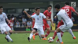 Pemain Timnas Jepang U-19, Saito Mitsuki (tengah) berebut bola dengan pemain Persika saat uji tanding di Lapangan B Kompleks GBK, Jakarta, Selasa (27/3). Persika kalah 2-3 dari Jepang U-19. (Liputan6.com/Helmi Fithriansyah)