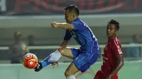 Pemain Persib, Shohei Matsunaga mencoba mengontrol bola dibayangi pemain Semen Padang dalam laga perebutan tempat ketiga Piala Presiden 2017, Sabtu (11/3/2017). (Liputan6.com/Helmi Fithriansyah)