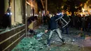 Pengunjuk rasa melempar kursi ke jendela kantor Presiden Gjorge Ivanov di ibu kota Makedonia, Skopje, Rabu (13/4). Ribuan demonstran melakukan unjuk rasa memprotes keputusan Presiden memberikan pengampunan bagi 56 politikus. (Robert ATANASOVSKI/AFP)