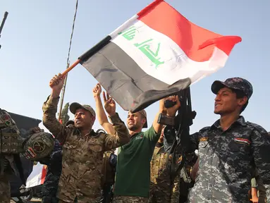 Anggota polisi Federal Irak  merayakan keberhasilan menyingkirkan militan ISIS dari Kota Tua Mosul, Minggu (9/7). Kantor PM Irak Haider al-Abadi mengumumkan kemenangan atas ISIS di kota itu setelah bertempur selama delapan bulan. (AHMAD AL-RUBAYE/AFP)
