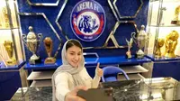 Pebulutangkis asal Iran, Samin Khojasteh, berpose di mini-museum saat mengunjungi official store Arema FC, Sabtu (21/9/2021). (Dok. Arema FC)