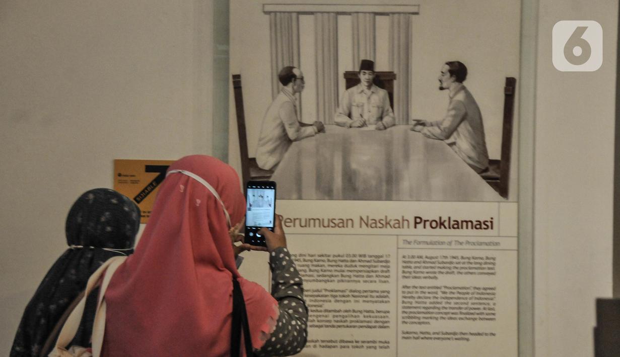 Pengunjung melihat koleksi saat berwisata sejarah di Museum Perumusan Naskah Proklamasi, Menteng, Jakarta Pusat, Selasa (16/8/2022). Menjelang perayaan HUT Kemerdekaan RI, rumah bersejarah yang menjadi saksi bisu terciptanya naskah Proklamasi itu ramai dikunjungi, baik anak-anak maupun orang dewasa untuk lebih dekat tentang perjalanan lahirnya Indonesia. (merdeka.com/qbal S Nugroho)