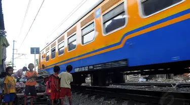 Potret kehidupan anak-anak yang tinggal di pinggiran rel kereta kawasan Jakarta Barat, Jumat (20/06/14). (Liputan6.com/Faisal R Syam)