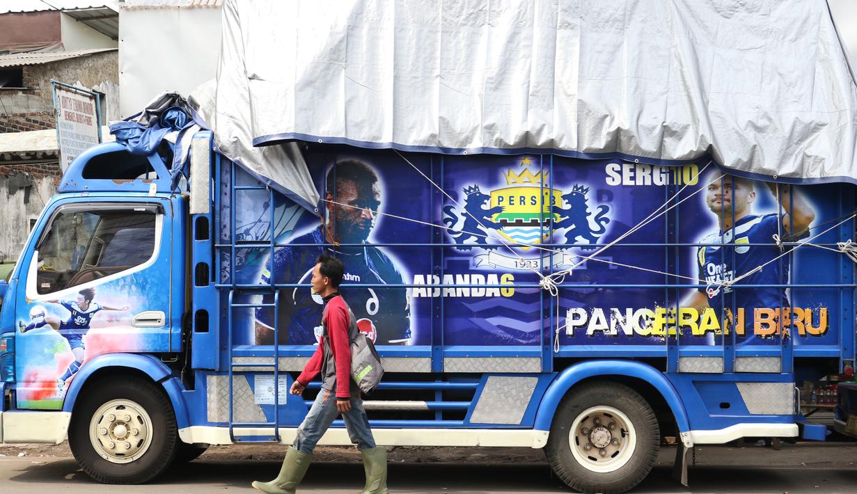 Mural keren dan menarik menghiasi mobil truk, menunjukan kebanggaan Bobotoh kepada timnya Persib Bandung. (16/7/2016). (Bola.com/Nicklas Hanoatubun)
