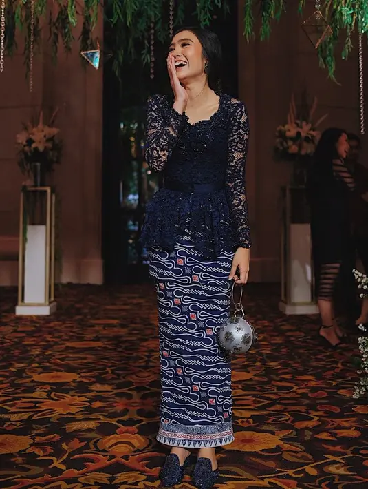 Febby juga mengenakan kebaya brokat navy dipadukan kain batik warna serasi. [@febbyrastanty]