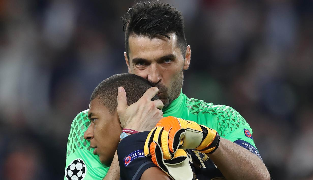 Kiper Juventus, Gianluigi Buffon, mencium striker AS Monaco, Kylian Mbappe. Sebelum dijebol Mbappe, Buffon sudah mencatatkan 600 menit tanpa kebobolan di Liga Champions. (AFP/Valery Hache)