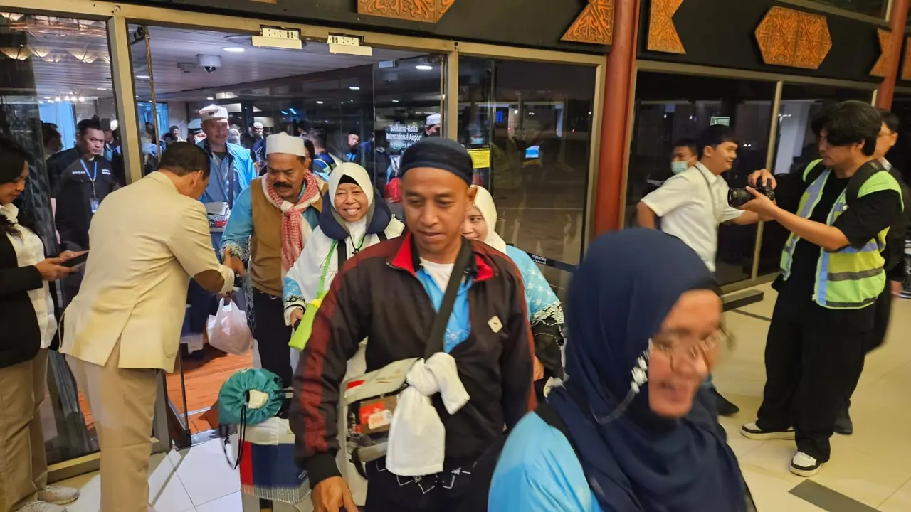 Penuh Syukur, Kloter Pertama Jamaah Haji Tiba di Bandara Soetta