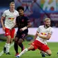 Gelandang RB Leipzig, Konrad Laimer, berebut bola dengan gelandang Bayern Munchen, Serge Gnabry, pada laga Bundesliga 2019/20 di Leipzig, Sabtu (14/9). Kedua klub bermain imbang 1-1. (AFP/John Macdougall)