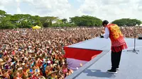 Presiden Jokowi di depan ribuan masyarakat Kutai Barat yang berpakaian tradisional sesuai adat masing-masing.