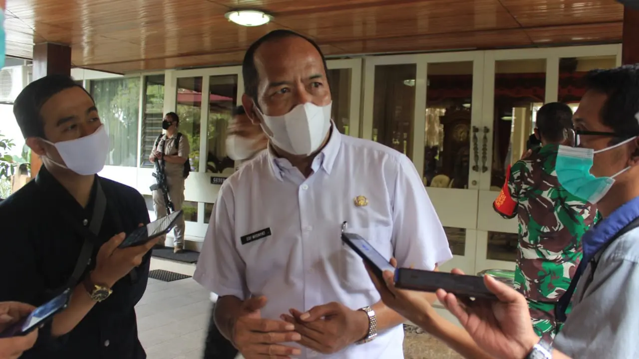 Plt Kepala Dinas Kesehatan Kabupaten Blora, Edi Widayat ketika diwawancarai awak media. (Liputan6.com/Ahmad Adirin)