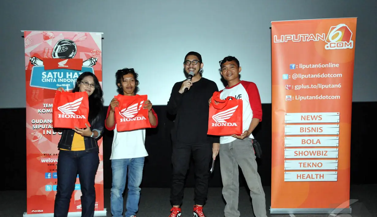 Liputan6.com membagikan   doorprize kepada para Cinemaholic jelang nonton bareng film The Hobbit di Blitz Megaplex, Jakarta, (Minggu (21/12/2014). (Liputan6.com/Panji Diksana)
