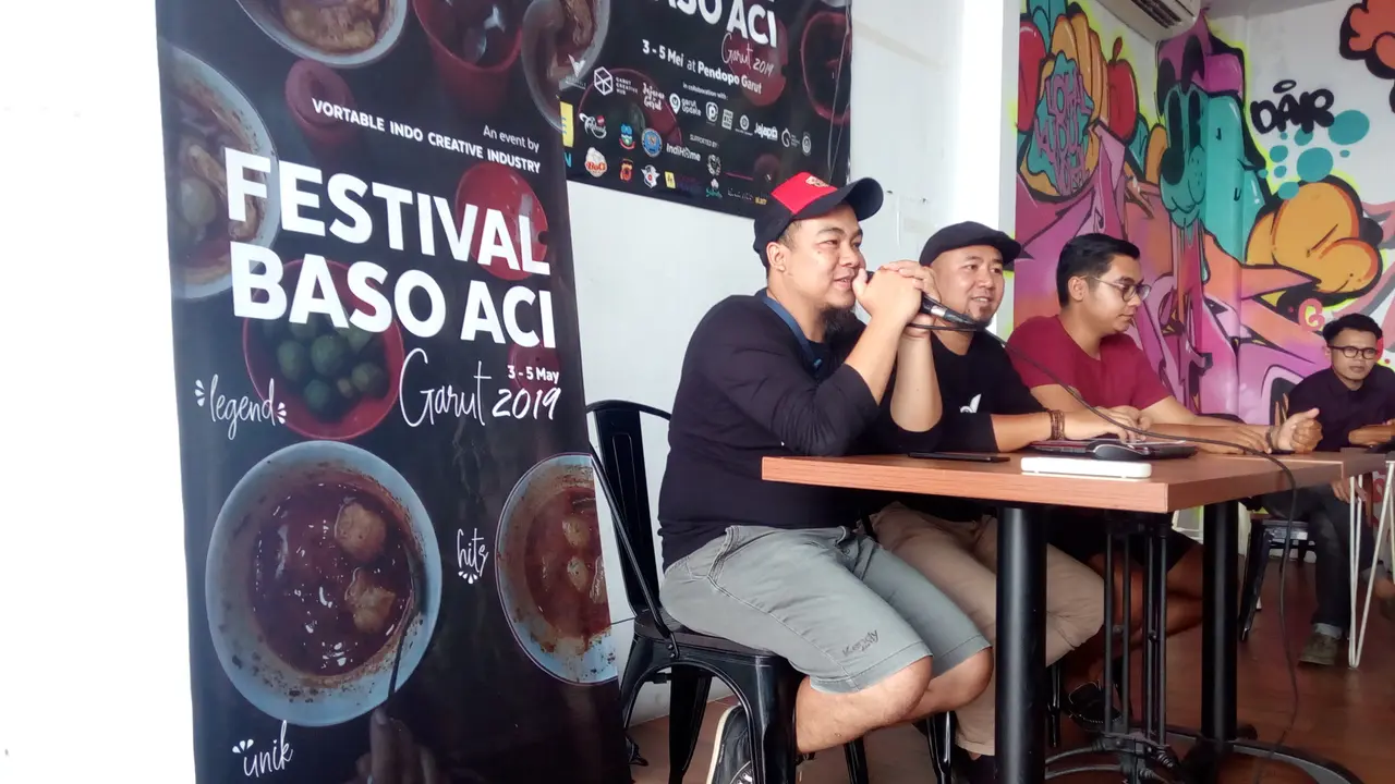 Para panitia festival bakso aci di Garut tengah menyampaikan pemaparan saat jumpa pers dengan wartawan