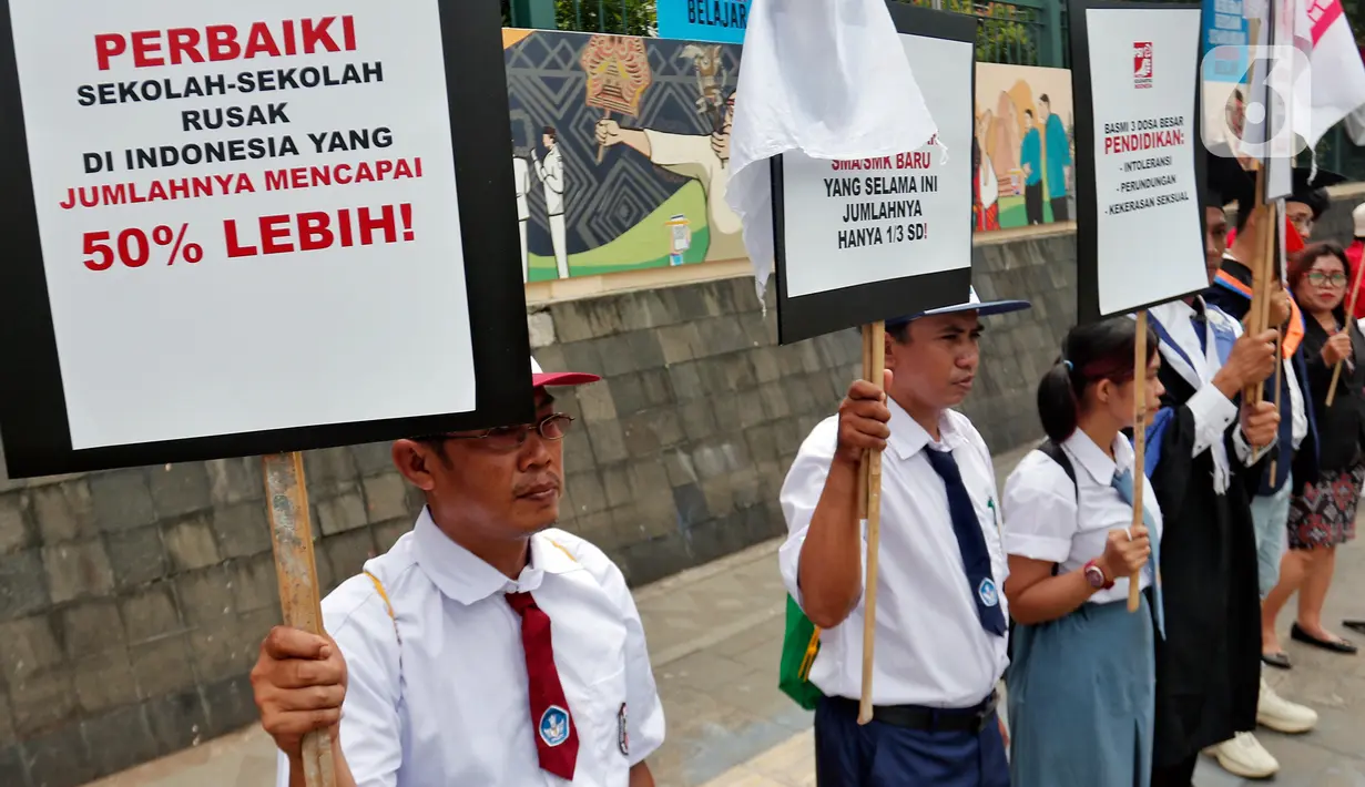 Sejumlah politikus Partai Solidaritas Indonesia (PSI) yang mengenakan seragam sekolah menggelar aksi simpatik dan edukatif di depan Kantor Kemendikbudristek. (Liputan6.com/Angga Yuniar)