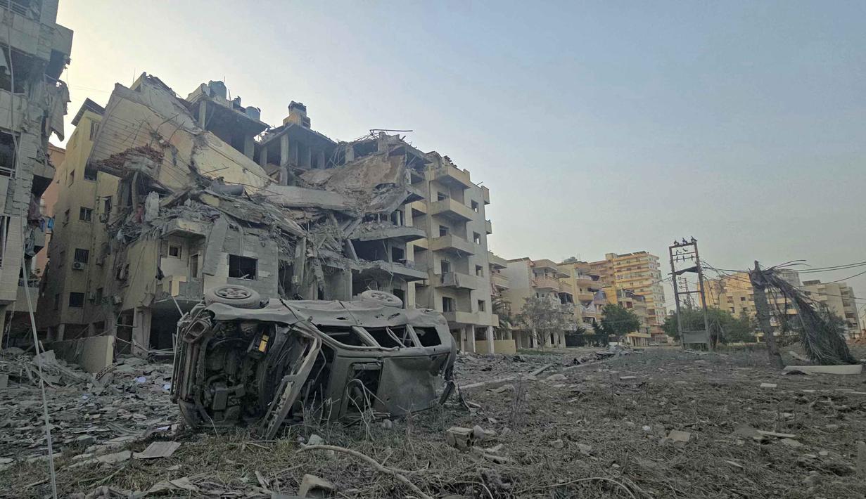 Hingga kini, tercatat, ada lebih dari 136.000 orang mengungsi di Lebanon akibat serangan Israel. Tampak sebuah foto menunjukkan kehancuran di lokasi serangan udara Israel di daerah Al Hosh dekat kota pesisir Tyre, Lebanon, pada Sabtu 4 April 2026. (Kawnat HAJU/AFP)