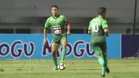 Kapten PS TNI, Ganjar Mukti saat melawan Persela Lamongan pada lanjutan Liga 1 Indonesia 2017 di Stadion Pakansari, Bogor, Sabtu (27/5/2017).  PS TNI menang 3-1. (Bola.com/Nicklas Hanoatubun)