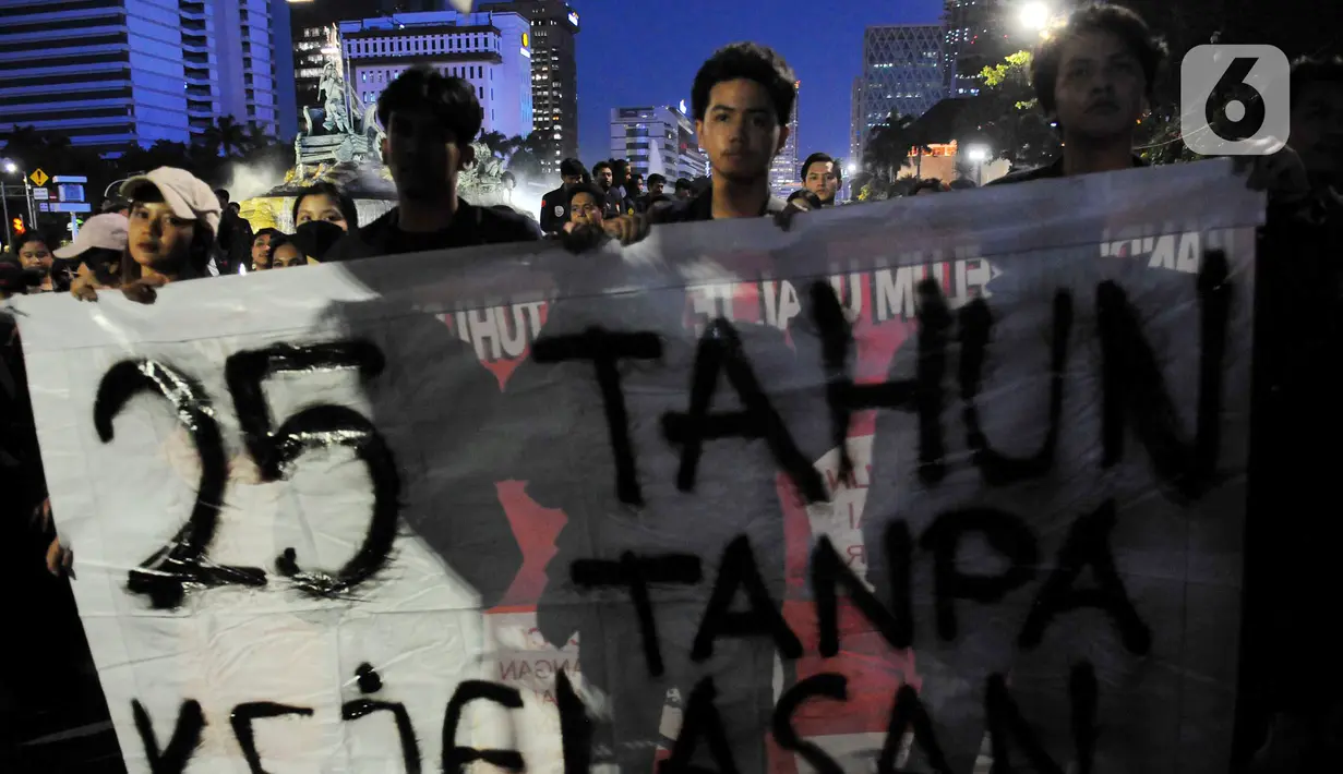 Pada saat itu, empat mahasiswa Trisakti, yaitu Elang Mulia Lesmana, Hafidin Royan, Heri Hartanto, dan Hendriawan Sie meninggal ditembak aparat keamanan. Sementara korban luka mencapai 681 orang dari berbagai perguruan tinggi di Indonesia. (merdeka.com/Imam Buhori)