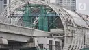 Aktivitas pekerja menyelesaikan pembangunan stasiun kereta Light Rail Transit (LRT) Dukuh Atas, Jakarta, Rabu (17/2/2021). Stasiun Dukuh Atas bakal menjadi hub transportasi Jakarta, atau titik di mana warga dari berbagai asal memilih dan berganti moda transportasi. (merdeka.com/Iqbal S Nugroho)