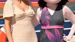 Selena Gomez berpose dengan boneka Mavis saat mempromosikan film terbarunya "Hotel Transylvania 3: Summer Vacation", California (11/4). Film 3D animasi komputer horor-komedi ini diproduksi oleh Sony Pictures Animation. (Matt Winkelmeyer/Getty Images/AFP)