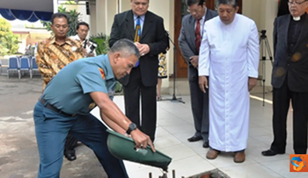 Citizen6, Cilandak: Kepala Staf Korps Marinir Brigadir Jenderal TNI (Mar) Ahmad Faridz Washington meletakan batu pertama renovasi Gereja Oikumene Bahtera Kasih Korps Marinir di jalan raya Cilandak KKO, Jakarta Selatan, Rabu (16/5). (Pengirim: Marinir) 