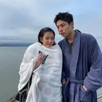 Berbagai adegan ikonik pun terungkap di balik layar, salah satunya adegan berenang yang penuh tantangan. Adegan pelukan dan tangisan intens setelah Park Bo Gum keluar dari air, bahkan merupakan improvisasi spontan dari keduanya yang menambah keaslian emosi dalam drama ini. (Liputan6.com/IG/@dlwlrma)