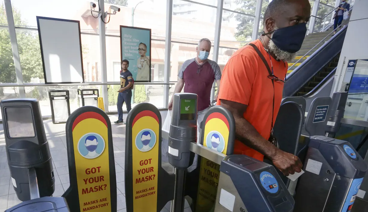 Beberapa tanda terlihat di pintu masuk stasiun SkyTrain untuk mengingatkan masyarakat tentang kebijakan baru penggunaan masker di Vancouver, British Columbia, Kanada (24/8/2020). (Xinhua/Liang Sen)