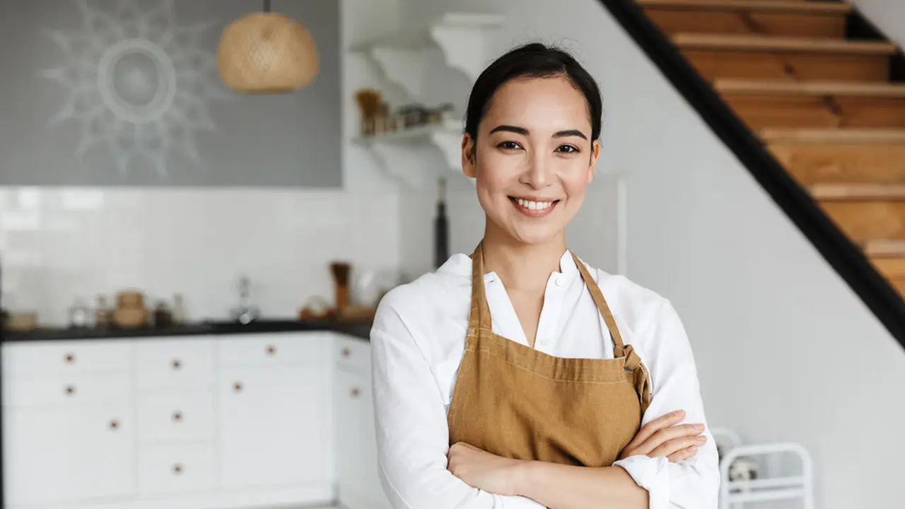 ibu rumah tangga memakai celemek memasak