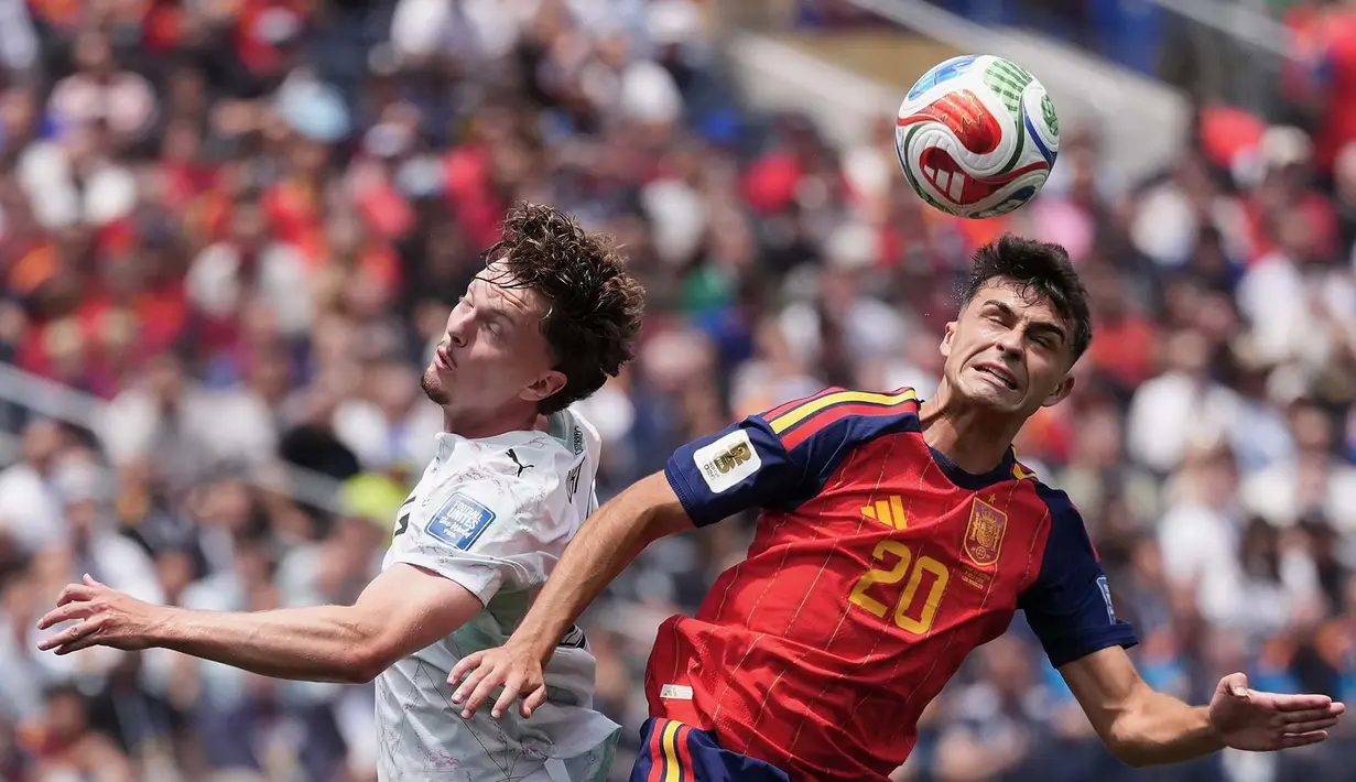 Pemain Spanyol Pedri menyundul bola melawan pemain Austria Paul Wanner selama pertandingan sepak bola babak 32 Piala Dunia antara Spanyol dan Austria di Inglewood, California, dekat Los Angeles, Kamis, (02/07/2026). (AP Photo/Jae C. Hong)