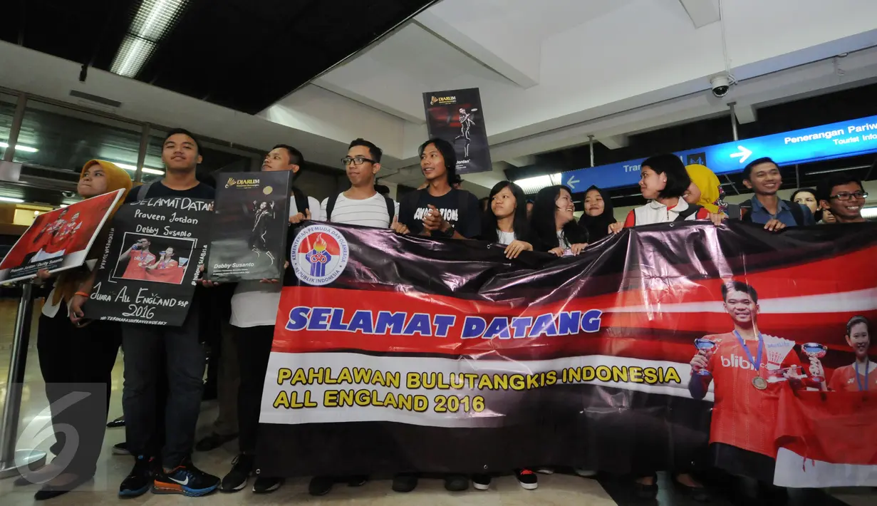 Puluhan penggemar bulutangkis menyambut kedatangan Praveen Jordan/Debby Susanto di Bandara Soetta, Banten, Rabu (16/3/2016). Praveen/Debby menjadi juara All England 2016 usai mengalahkan pasangan Denmark. (Liputan6.com/Helmi Fithriansyah)