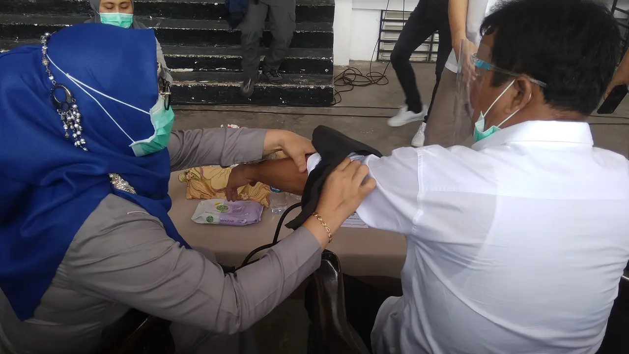Karena darah tinggi, Wali Kota Batam gagal divaksin Covid-19. (Foto: Liputan6.com/Ajang Nurdin)
