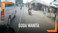Seorang pemotor langsung dapat karma instan setelah menggoda seorang wanita di jalan.