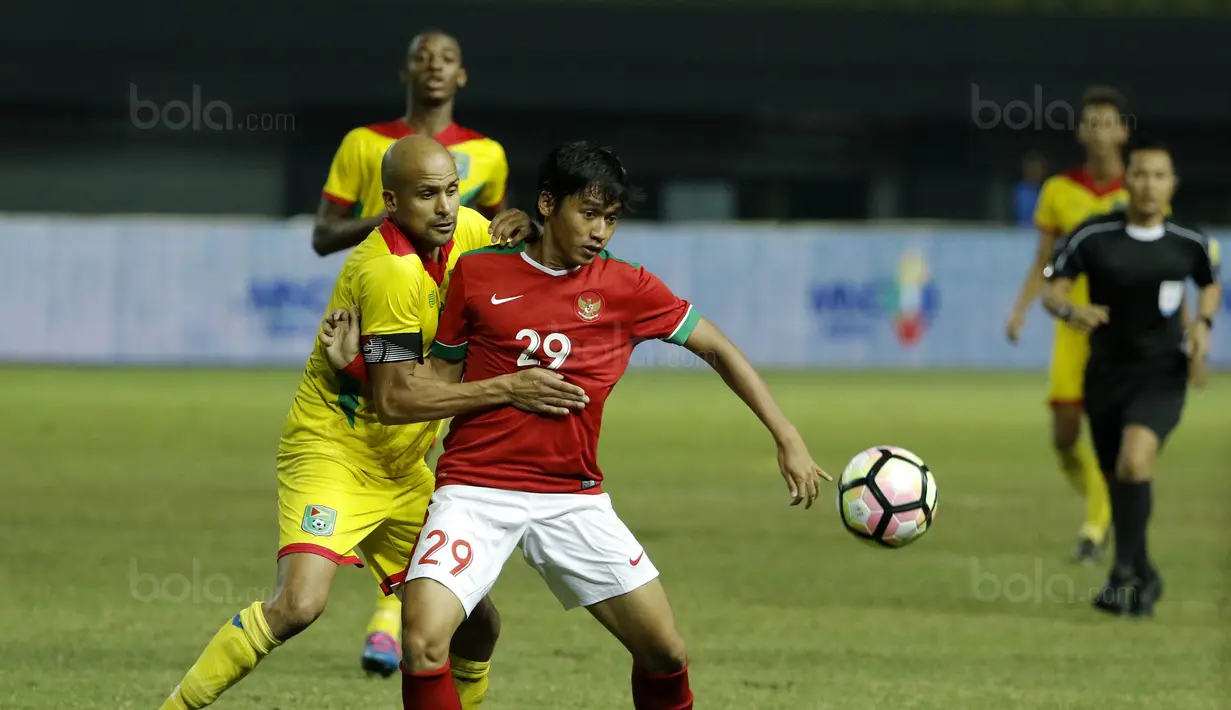 Gelandang Indonesia, Septian David Maulana, berebut bola dengan pemain Guyana, Jake Newton, pada laga persahabatan di Stadion Patriot, Bekasi, Sabtu (25/11/2017). Indonesia menang 2-1 atas Guyana. (Bola.com/M Iqbal Ichsan)