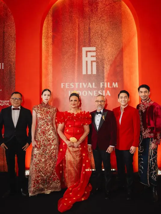 Christine Hakim tampil elegan atasan sabrina penuh bunga yang dipadukan dengan kain songket [@laurabas]