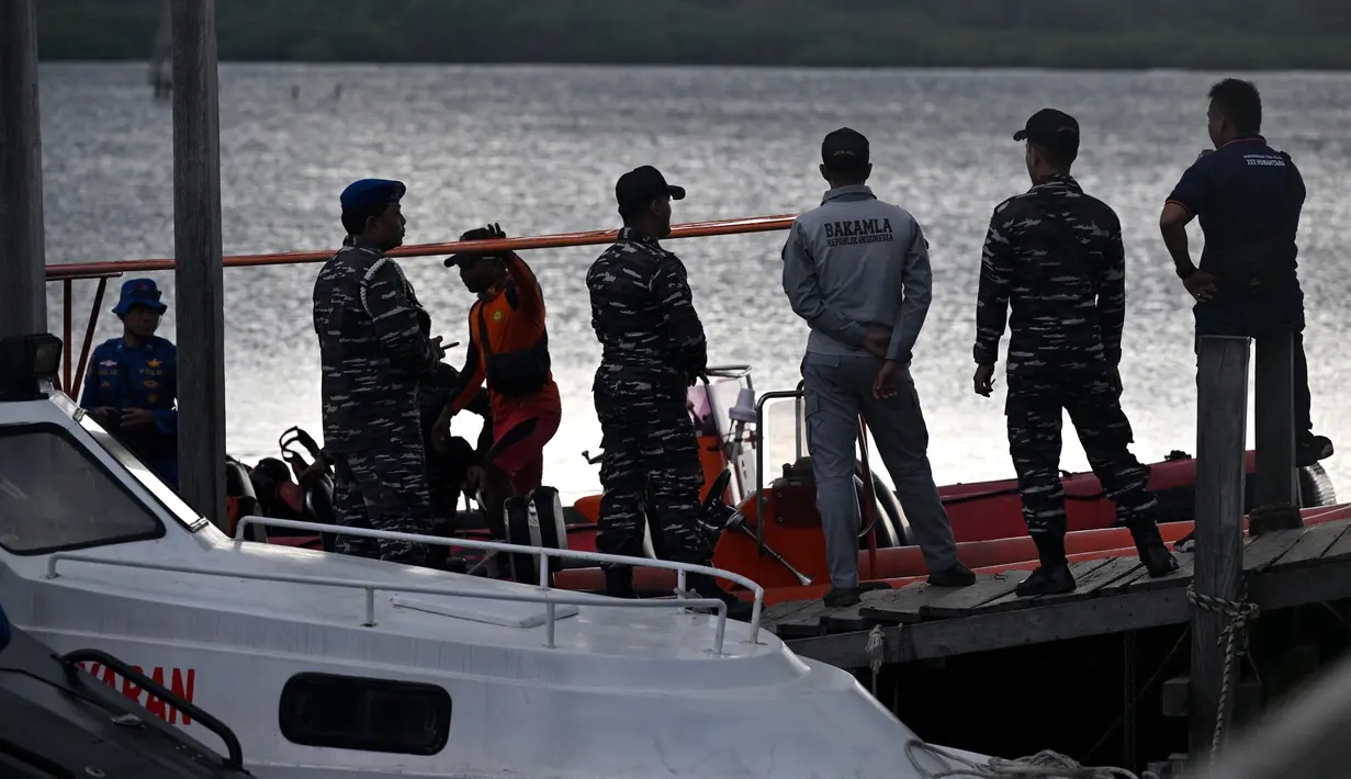 Tim SAR gabungan terus melakukan upaya pencarian korban di permukaan Selat Bali serta penyisiran pantai sepanjang pantai Gilimanuk dan pantai di Banyuwangi, Jawa Timur. (SONNY TUMBELAKA/AFP)