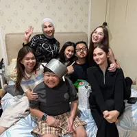 Geng Mermaid Syifa Hadju hingga Rebecca Klopper saat Beri Kejutan Ulang Tahun Ferry Maryadi ke-51. [@kangferrymaryadi]