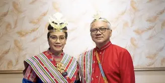 Menteri Keuangan Sri Mulyani beserta suami mengenakan pakaian adat dari Soe, Kabupaten Timor Tengah Selatan, NTT. Dengan mengenakan tenun Nunkolo bernuansa merah. [Instagram/@smindrawati]