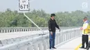 Presiden Joko Widodo (Jokowi) didampingi Menteri PUPR Basuki Hadimuljono meninjau ruas jalan Trans Jawa seusai peresmian di Provinsi Jawa Timur, Kamis (20/12). Jokowi meresmikan empat ruas tol Trans Jawa seksi Jawa Timur. (Liputan6.com/Angga Yuniar)