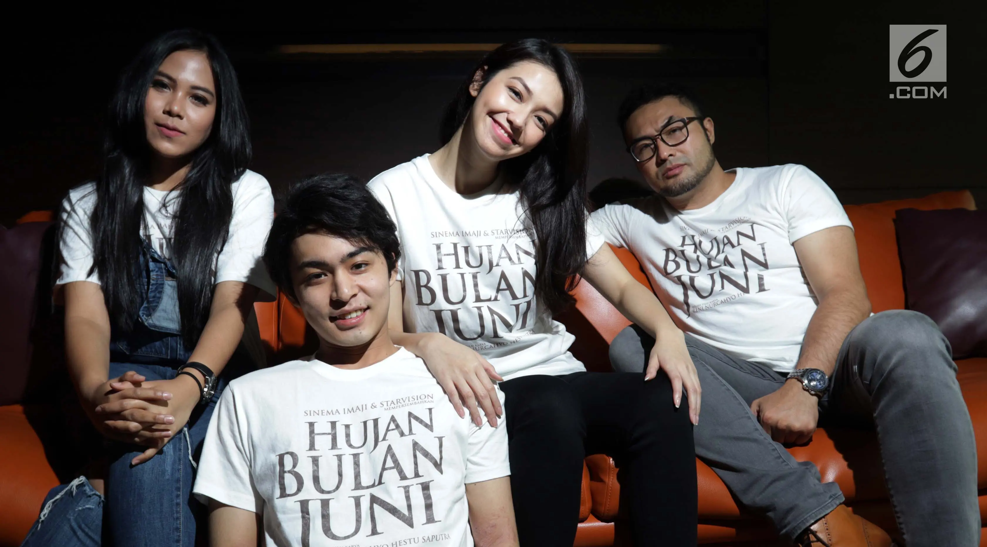 Para bintang film Hujan Bulan Juni mengunjungi redaksi Liputan6.com seperti Velove Vexia, Surya Saputra, dan Koutaro Kakimoto. (Helmi Afandi/Liputan6.com)