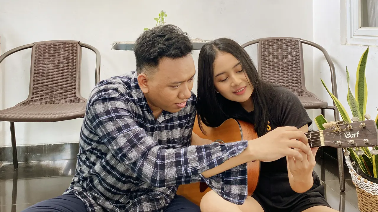 Lagu terbaru berjudul Hati Yang Salah diciptakan sendiri oleh Vadel Nasir