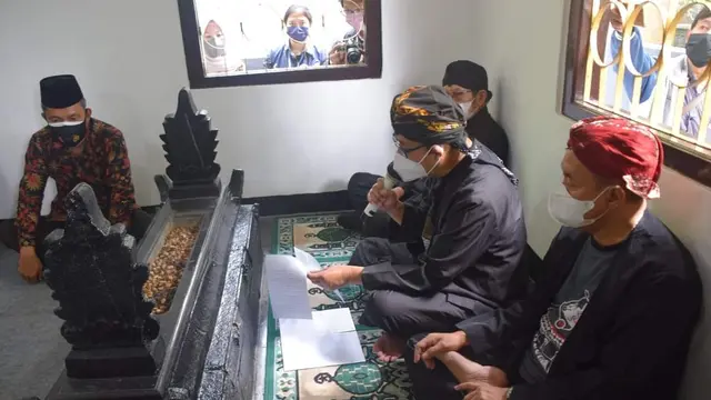 Ziarah di makam bupati pertama R Joko Kaiman atau Adipati Mrapat serta menaburkan bunga di pusara pendiri Banyumas