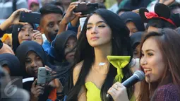 Angel Karamoy saat mengisi acara di salah satu stasiun tv, Jakarta, Rabu (30/12). Angel Karamoy rupanya masih mengunci bibir terkait isu keretakan rumahtangganya dengan Steven Rumangkang. (Liputan6.com/Herman Zakharia)