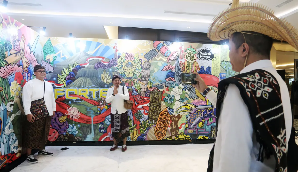 Para penonton lainnya yang sebagian besar menggunakan baju daerah juga tak mau ketinggalan untuk berfoto. Lukisan mural nusantara menjadi tempat yang paling banyak diminati para pengunjung untuk mengabadikan momen kebersamaan mereka. [Foto: Bambang E Ros/Fimela.com]