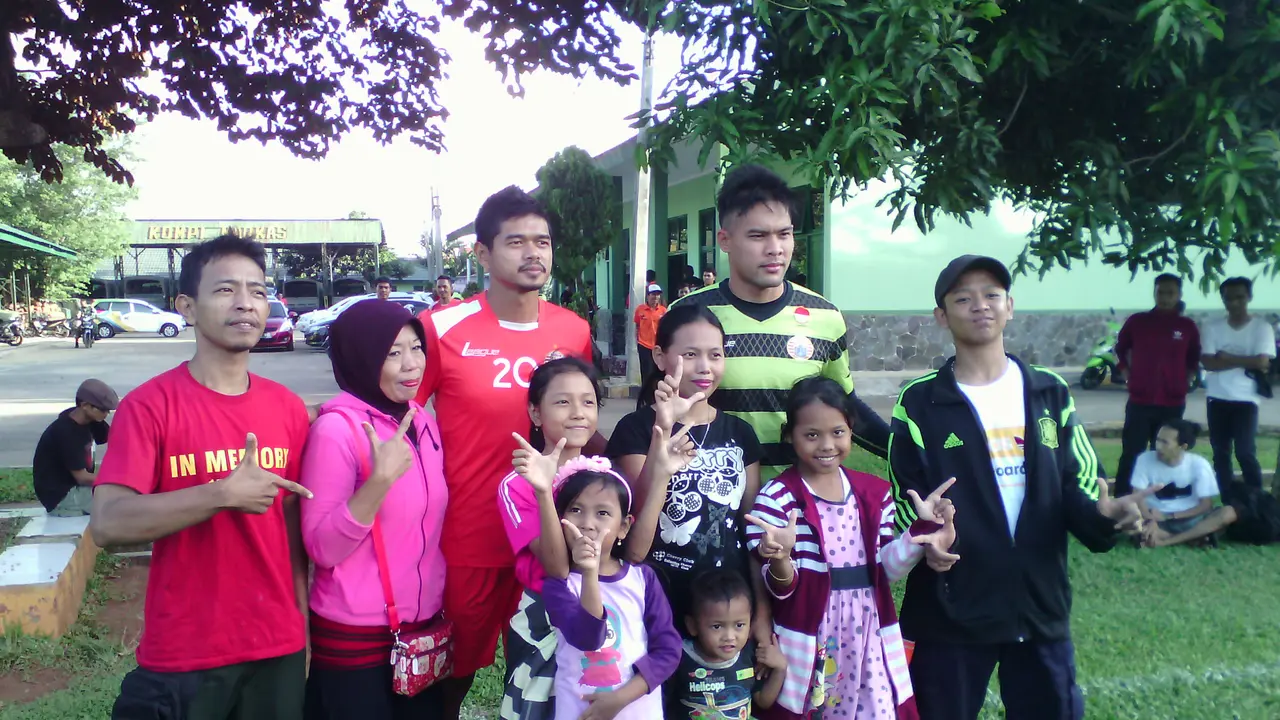 Pemain Persija Berfoto dengan Kel Muh Fahreza