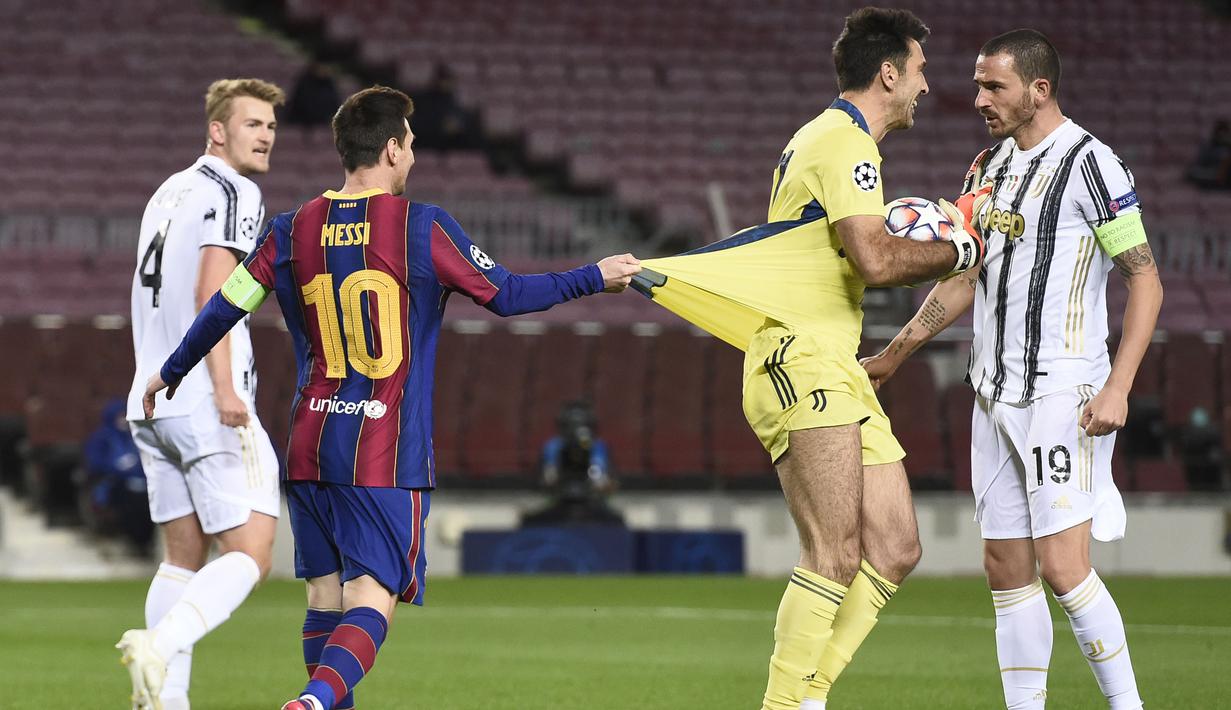 Striker Barcelona, Lionel Messi, menarik baju kiper Juventus, Gianluigi Buffon, pada laga Liga Champions di Stadion Camp Nou, Rabu (9/12/2020). Aksi La Pulga tersebut karena merasa frusatsi gagal membobol gawang Buffon. (AFP/Josep Lago)