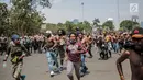 Massa berlarian usai dihadang aparat keamanan di seberang Markas Besar Angkatan Darat (Mabesad), Jakarta, Kamis (22/8/2019). Massa Aliansi Mahasiswa Anti Rasisme, Kapitalisme, Kolonialisme dan Militerisme menggelar demo menyikapi kasus di Papua dan sejumlah kota lainnya. (Liputan6.com/Faizal Fanani)