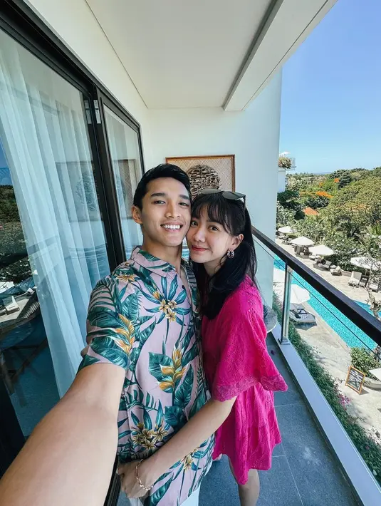 Kalau ini potret kala keduanya menginap di sebuah resor mewah di Bali, Ayana. Tampak keduanya tampil kompak mengenakan resort wear nuansa pink senada. Jojo dengan kemeja pantai bermotif.